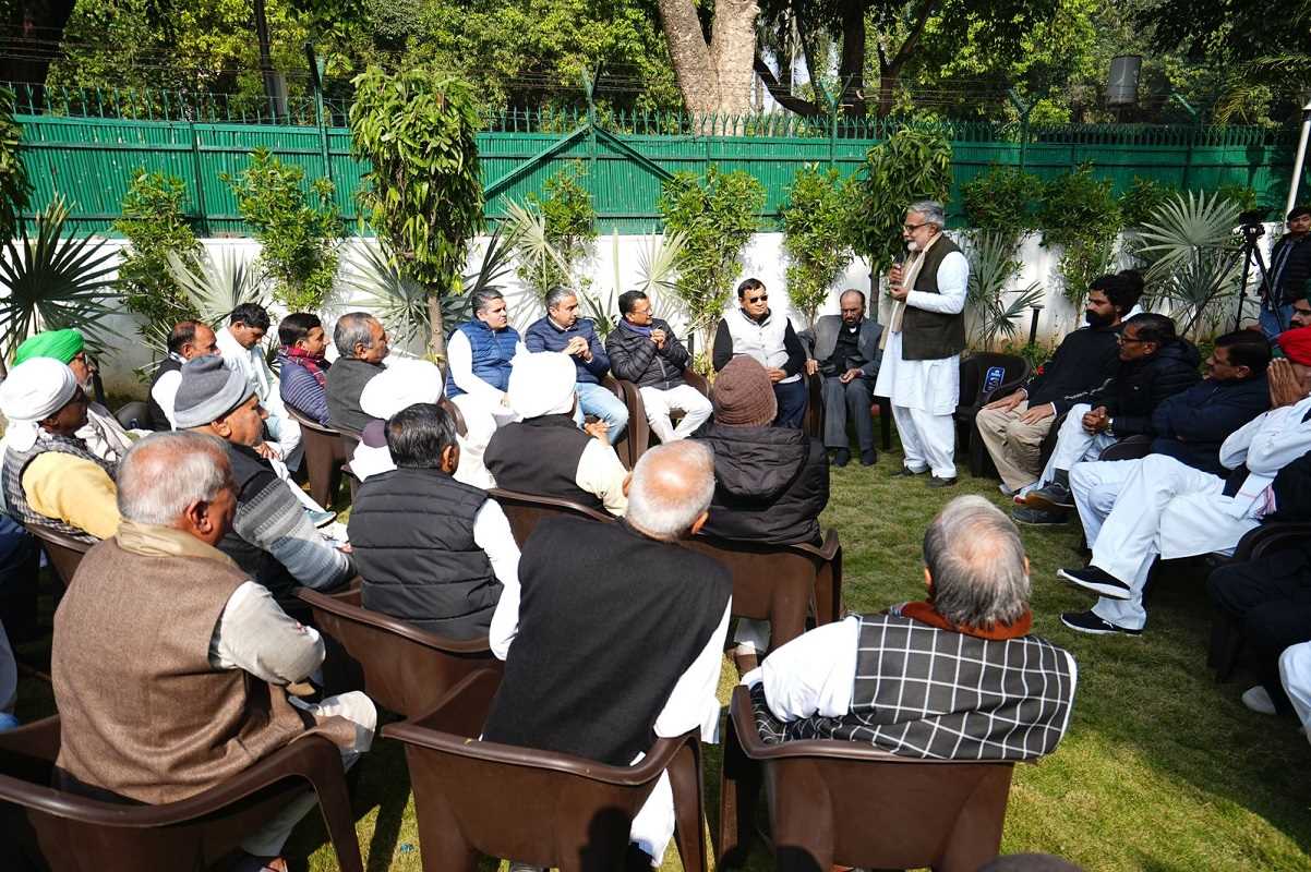 दिल्ली: केजरीवाल ने अपने निवास पर जाट समाज के प्रतिनिधियों से मुलाकात की, उठाई आरक्षण की मांग दिल्ली: केजरीवाल ने अपने निवास पर जाट समाज के प्रतिनिधियों से मुलाकात की, उठाई आरक्षण की मांग